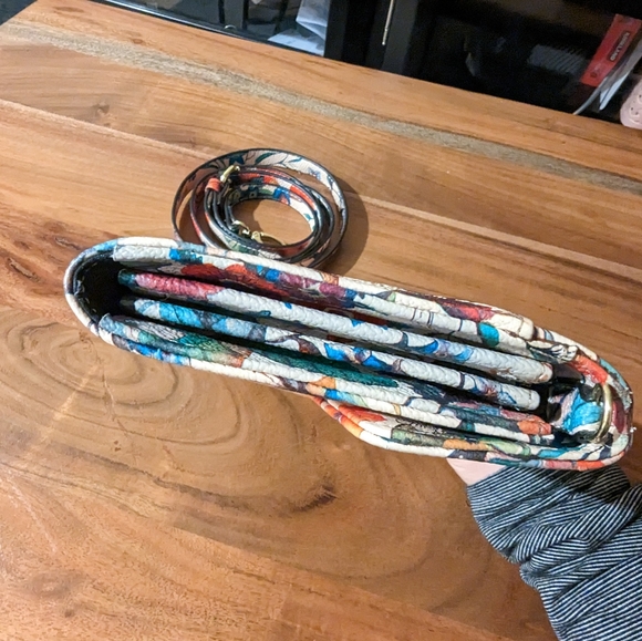 Clutch with crossbody strap - Picture 4 of 5